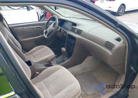 1999 Toyota Camry Le z USA, uszkodzony, nr VIN 4T1BG28KXXU561908